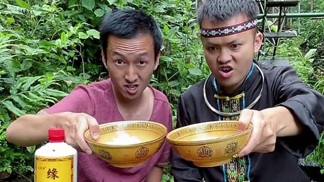 你们小时候这样抓螃蟹吗