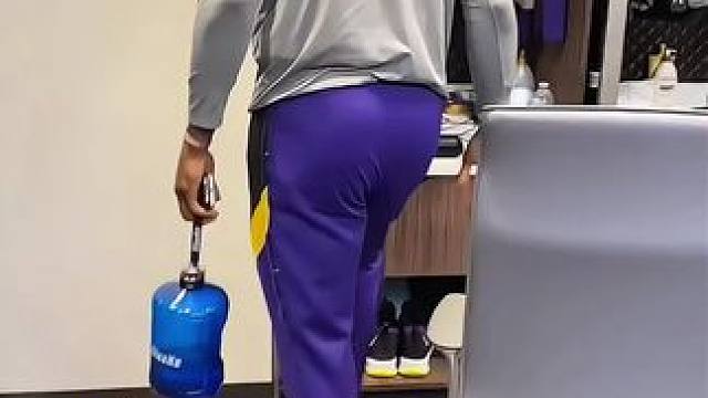 兄弟们要的拖鞋找到了 打完球换上拖鞋确实舒服呀#篮球 #运动穿搭 #好鞋推荐