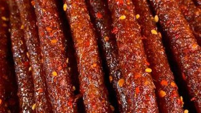 一口下去滋滋冒油，辣的斯哈斯哈，不能吃辣的不要轻易尝试#辣条 #无辣不欢 #无辣不欢的吃货 #真材实