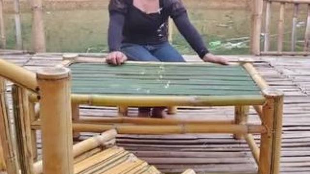 这个女孩去森林里砍奇怪的黄色竹子来做桌子和椅子#野外建造 #让我们荡起双桨小船儿推开波浪 #野外生存