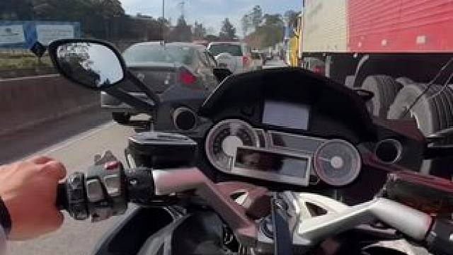 她说想我了  我一路上油门都没停#机车 #专业动作请勿模仿