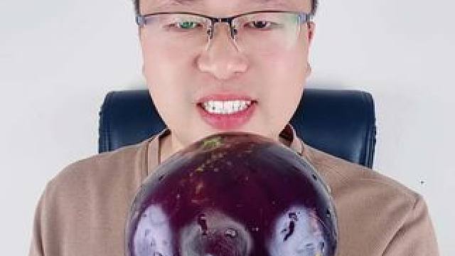 超大巨型巨峰葡萄❓❓ #好吃到停不下来 #一吃一个不吱声 #软糯香甜 #哎呀妈呀太香了 #不敢想象这