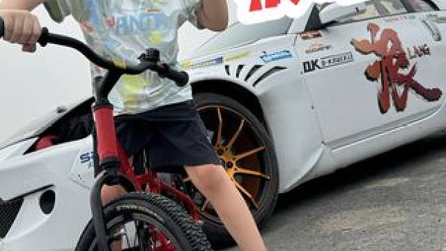 开赛车很难吗？6岁飞骑士教你！ #飞骑士自带脚刹不打滑#安踏儿童飞骑士鞋#儿童骑行#爸爸带娃