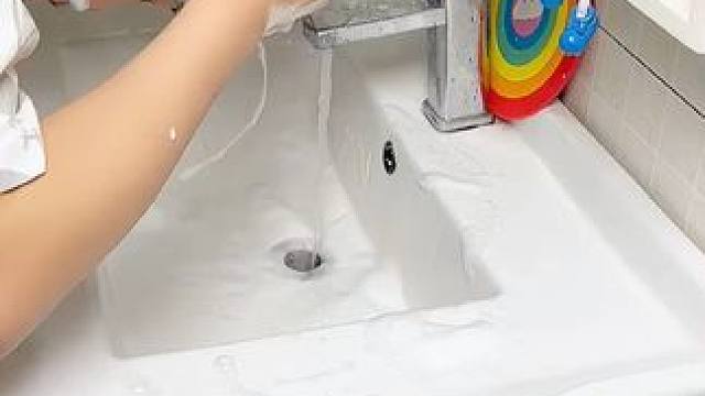 家里的卫生间一定要备一个这样的#花洒支架 ，想贴哪里贴哪里，用起来太方便了#方便又实用  #浴室好物