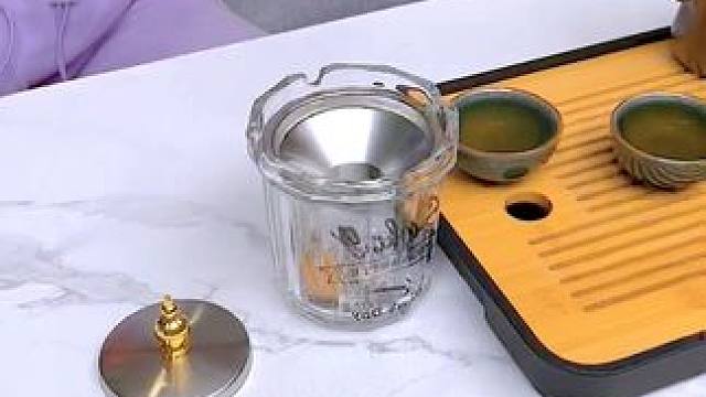 这个烟灰缸的设计真不错，烟头自动滑落下去，遇风还不会跑烟灰。#防飞灰烟灰缸  #烟民看过来  #防掉