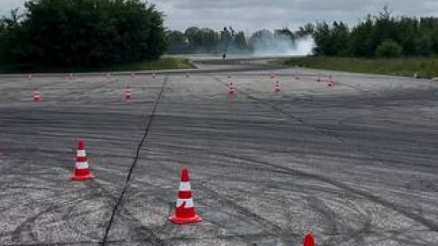 玩的比你狠，站的比你稳#速度与激情 #赛车 #压弯