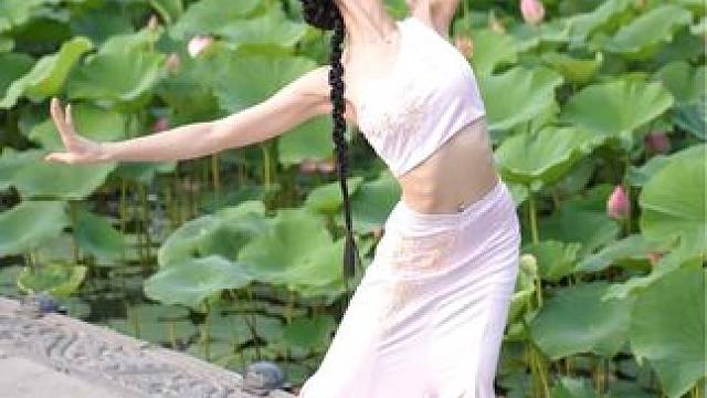 微雨过 小荷翻 荷花开欲然#小雨#傣族舞#民族舞#完美身材