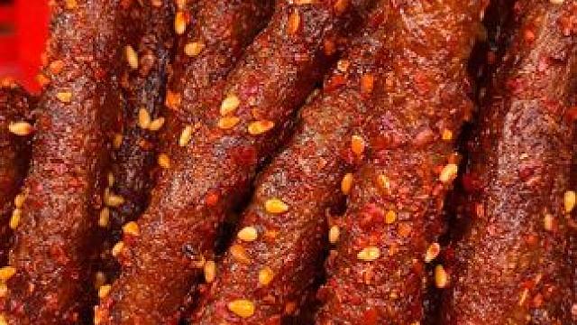 香香辣辣的大长筋，和小时候味道一模一样，每一包分量都很足#好吃到停不下来 #无辣不欢 #辣条