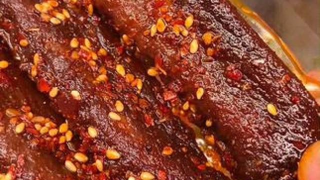 哇！这个鸭翅中真的又香又辣，不能吃辣的千万不要尝试！#好吃到停不下来 #吃货必备 #办公室零食