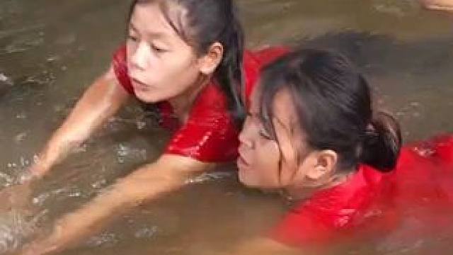 两姐妹在河里捕鱼和做饭 #一起来玩水 #山间小溪 #夏日气息