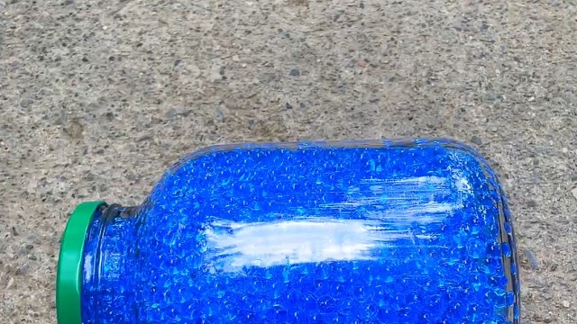 楼梯滚瓶子爆破解压时刻