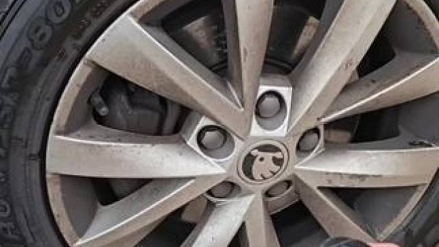 刹车产生的铁粉会吸附在轮毂上，要及时清理，不然会氧化轮毂 #汽车好物 #清洗轮毂