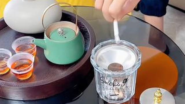 #防飞灰烟灰缸  滑坡漏斗的设计，烟头烟灰会滑落到底部，防止烟灰飞都是，盖上盖子还可以灭掉烟火减少烟