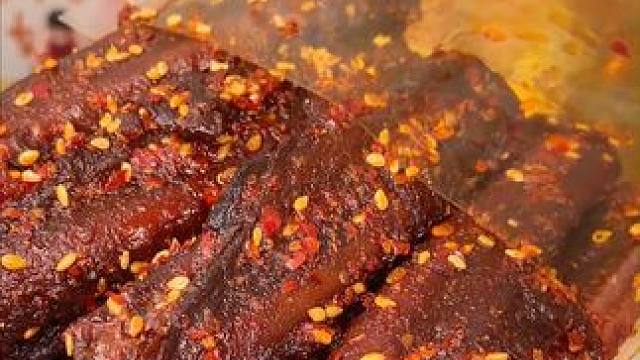 卤的特别入味，鲜嫩多汁的鸭翅中，又辣又过瘾，边啃边追剧也太爽了吧！ #好吃到停不下来 #办公室零食 