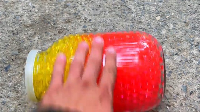 楼梯滚瓶子爆破解压时刻