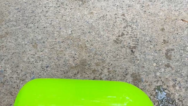 楼梯滚瓶子爆破解压时刻