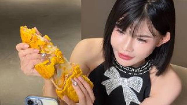 真的好喜欢这个超级拉丝的芋泥麻薯拉丝大月饼～永远无法超越的单品 咱主打一个实在！今年依旧坚持纯手工！