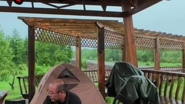 连日大雨身心疲惫，亭子漏雨装备潮湿，无奈只能在小镇原地休整#骑行vlog #户外露营 #长途骑行 #