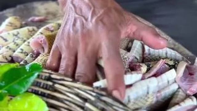 水煮辣条美食 #农村生活 #我的乡村生活 #原始美味 #农村美食