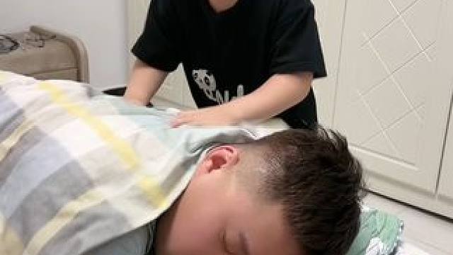 我儿子长大了知道关心爸爸了#人类高质量暑假 #记录与小神兽的夏天