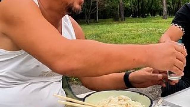 两个酒鬼加格达奇相聚，早餐吃豆腐蘸大酱也能喝，这是真厉害#户外美食 #户外野炊 #户外生活 