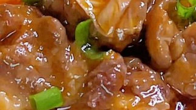 今天做的这个沙茶牛腩煲太香了，刚一上桌就被抢光了，好吃到连汤汁都没剩