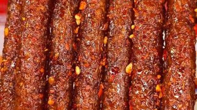 爆辣大长筋！和小时候的味道一模一样#开袋即食 #零食推荐 #辣条 #童年记忆小零食 #馋哭隔壁小孩