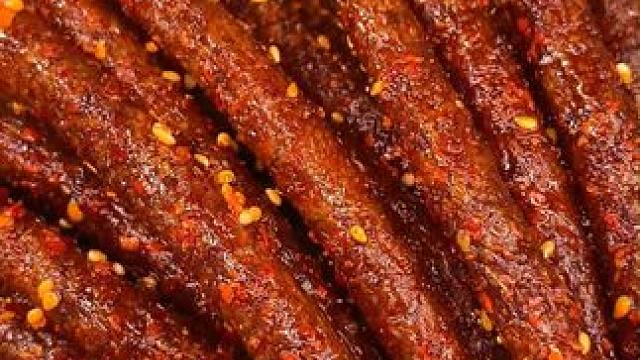 童年辣条大长筋，相信大部分人小时候都可爱吃了，这个还是小时候的味道#无辣不欢 #辣条 #零食推荐