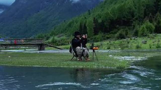 成年人的解压方式，不再是吃吃喝喝，而且独处，沉默，不说话，不交集，累了就出去走走，看看风景，听听音乐