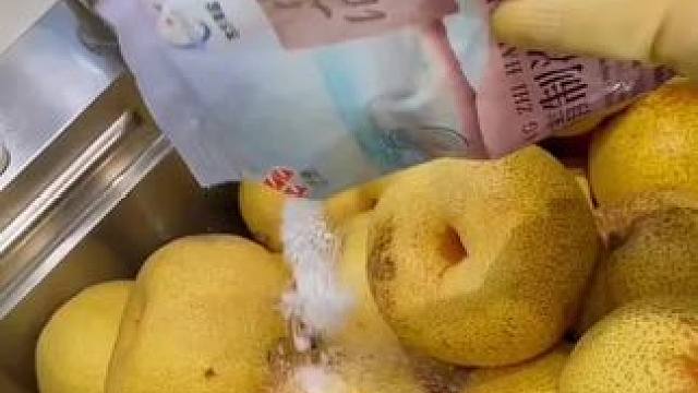 #生活小妙招 #实用小技巧 #水果清洗方法 #清洗葡萄正确方法 #杨梅怎么洗才干净