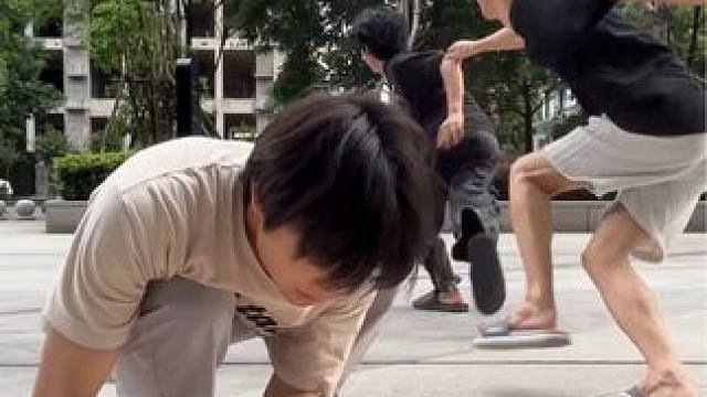 3秒一只鸡… #速食挑战 #大学生 #搞笑 #趣味游戏