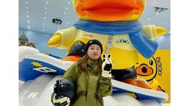 不要太羡慕我们广东人，热到鼠的夏天连小黄鸭都可以来这里玩雪追星哈哈哈#感受一下夏日滑雪的体验 #小黄