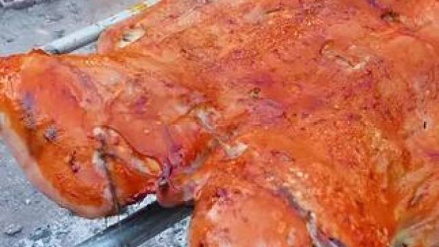 印尼农家乐:烤全猪 #农村生活 #我的乡村生活 #原始美味 #农村美食