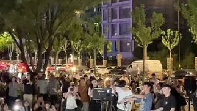 凉爽的晚风，放松的歌曲，舒适的氛围，给忙碌的一周画上了句号。《后来》现场版#菠萝山 #鲁怀德 #前奏