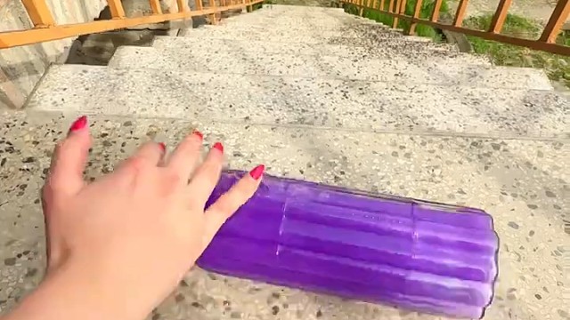 楼梯滚瓶子爆破解压时刻