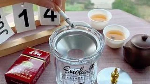 #防飞灰烟灰缸  的设计是滑坡漏斗的，带盖子防止飞灰和烟味，外观晶莹剔透#烟灰缸  #美观实用  #