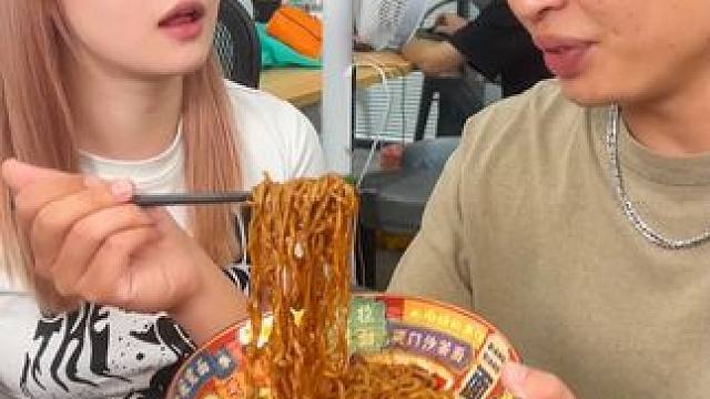 喜欢吃#炸酱面 的真的要试一下这个韩国进口的农心炸酱面，#好吃到停不下来 #速食美食