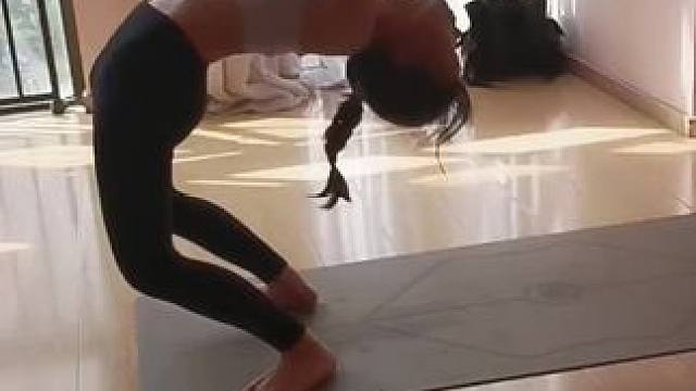 #瑜伽课堂随拍 #来吧感受一次不一样的锻炼 #每个动作都是用汗水换来的 #每天坚持锻炼会有不一样的收