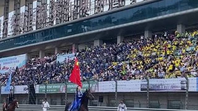 2024暖城杯第二届中国新能源汽车挑战赛隆重开幕，草原儿女特有的形式，马队迎宾！#现场直击