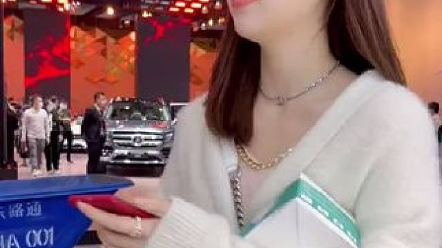 #模特美女 #邻家女孩 #街拍美女 #笑容最治愈的女孩 #车模