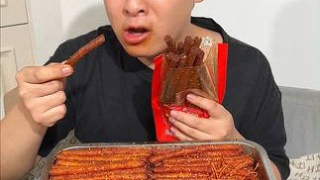 吃辣星人看过来，就是这个魔鬼辣条，吃起来爆辣过瘾，纯辣不带一点甜味，5包加起来足足一斤多重，简直太过