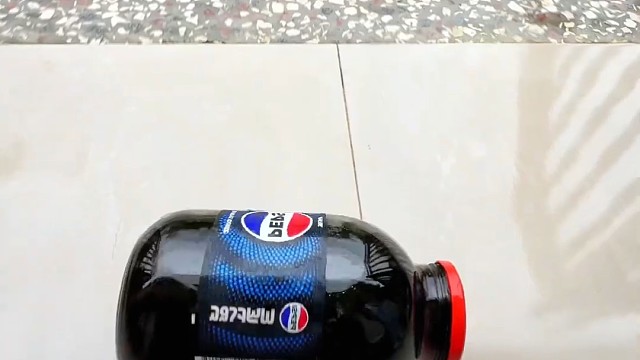 楼梯滚瓶子爆破解压时刻