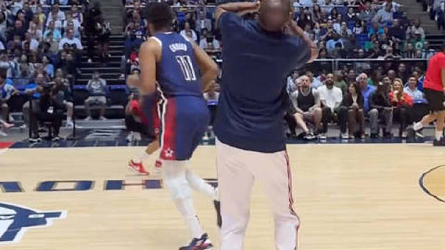 你杜戏真多假装镁粉进眼睛里