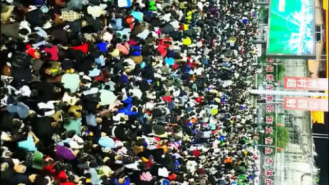 又是一年村超啊，不光是场内观众多，场外还有这么多人看大屏直播