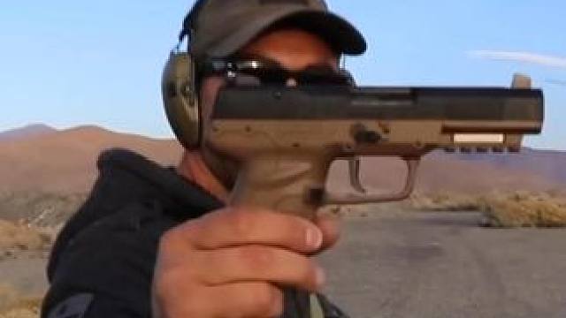 用钱打碎坚硬的金属盾牌 #枪 #武器