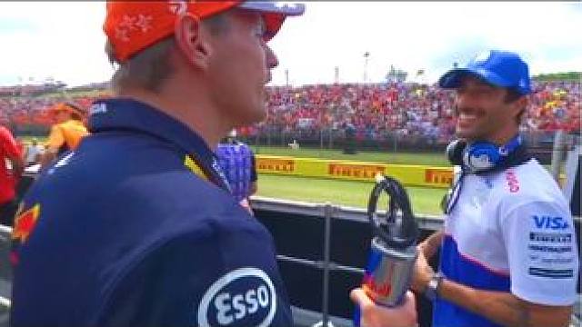 #2024f1匈牙利大奖赛 正赛前巡游潘子和大牙聊得热火朝天，大牙都笑成一朵花了，导播一路追着拍，很