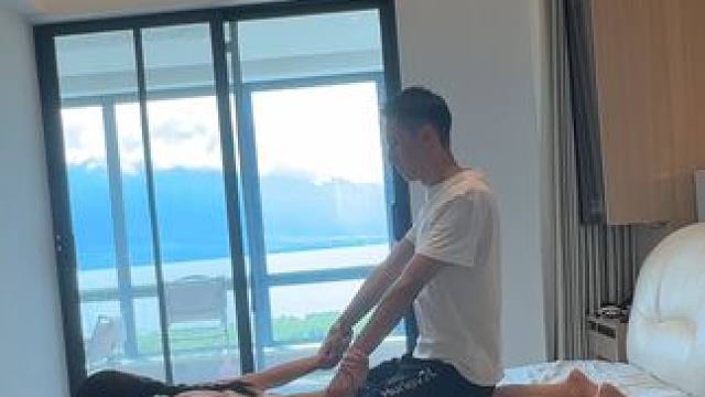 夫妻双人趣味运动老婆开肩美背 老公增强力量#拉伸