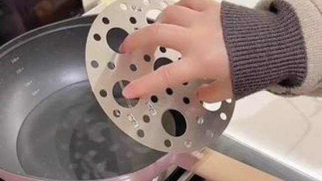 爱吃鸡蛋的，一定要来一个不锈钢蒸蛋架，蒸蛋方便而且很好剥壳，放上盘子其他东西也可以蒸，非常方便实用！