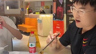 Uzi和姿態(tài)、Ming線下吃飯