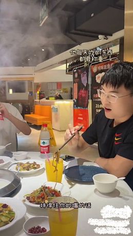 Uzi和姿態(tài)、Ming線下吃飯